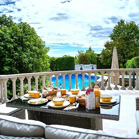 Fuege Luxury & Wellness בית הארחה
